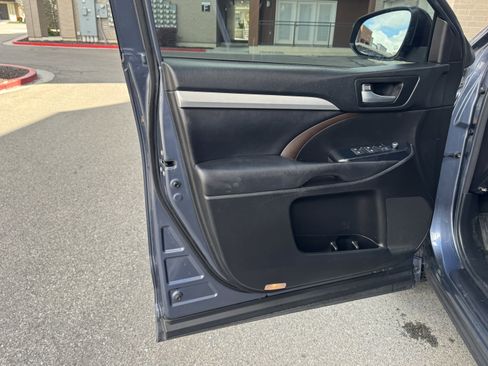 Used 2018 Toyota Highlander XLE AWD/4WD image 22