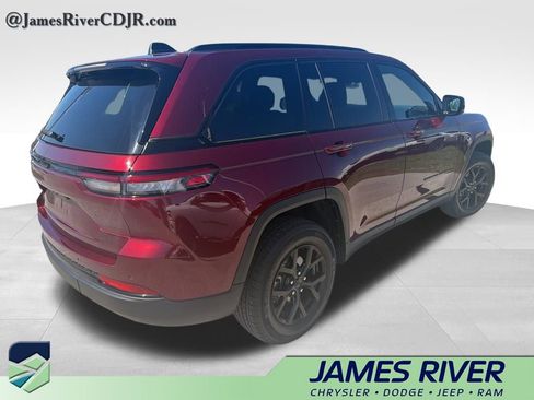Used 2025 Jeep Grand Cherokee Altitude image 5