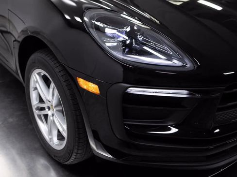 Certified 2025 Porsche Macan image 12