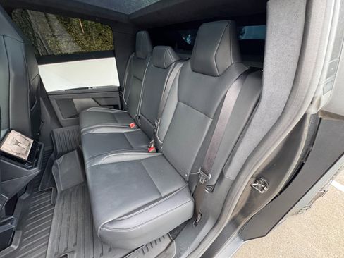 Used 2024 Tesla Cybertruck AWD Crew Cab image 39