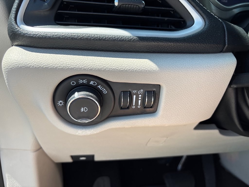Used 2023 Chrysler Pacifica Touring-L FWD image 16