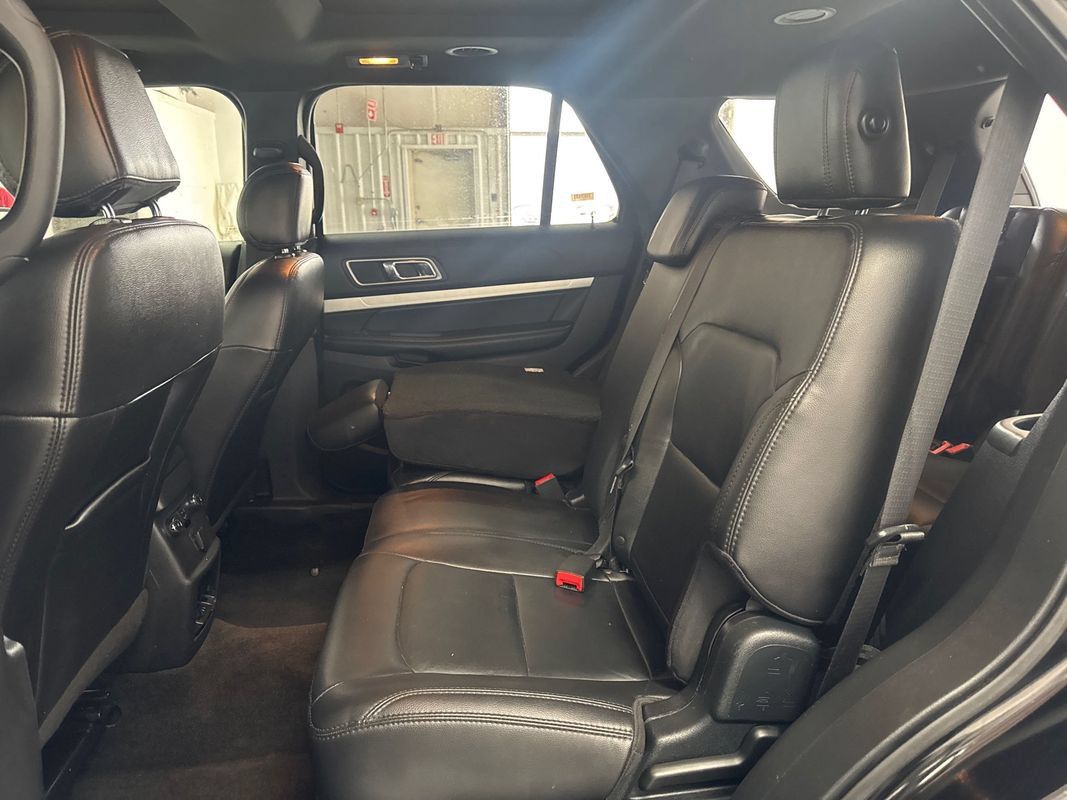 Used 2017 Ford Explorer XLT w/ Equipment Group 202A AWD/4WD image 18