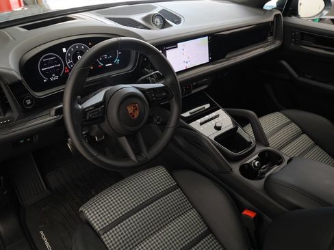Used 2026 Porsche Cayenne GTS AWD/4WD image 18