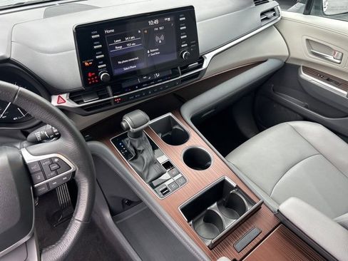 Used 2024 Toyota Sienna XLE image 32