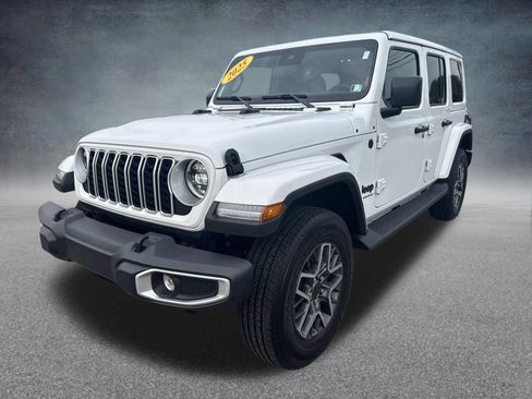 Used 2025 Jeep Wrangler Unlimited Sahara w/ Safety Group AWD/4WD image 2