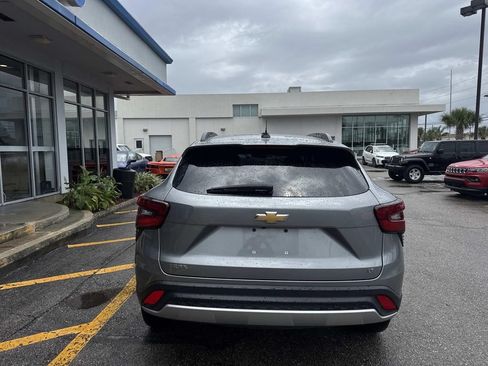 Used 2025 Chevrolet Trax LT FWD image 7