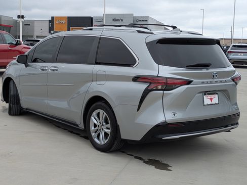 Certified 2024 Toyota Sienna Limited FWD image 3