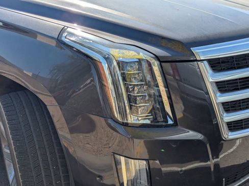 Used 2017 Cadillac Escalade Luxury image 4