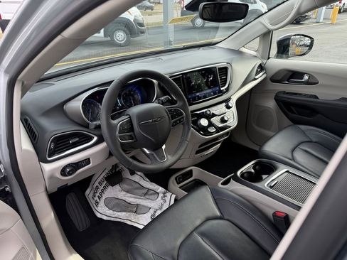 Used 2024 Chrysler Pacifica Touring-L image 11