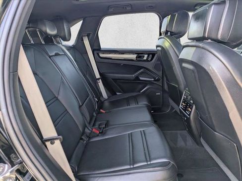 Used 2022 Porsche Cayenne Platinum Edition AWD/4WD image 22