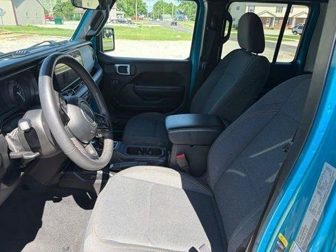 Used 2024 Jeep Wrangler Unlimited w/ Convenience Group AWD/4WD image 4