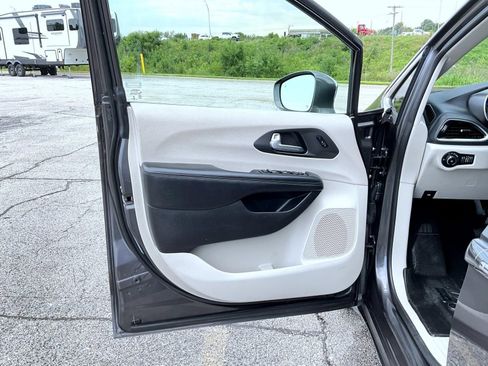 Used 2020 Chrysler Pacifica Limited FWD image 9
