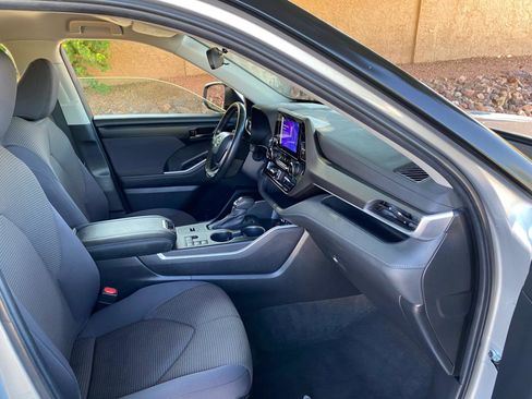 Used 2024 Toyota Highlander LE FWD image 50
