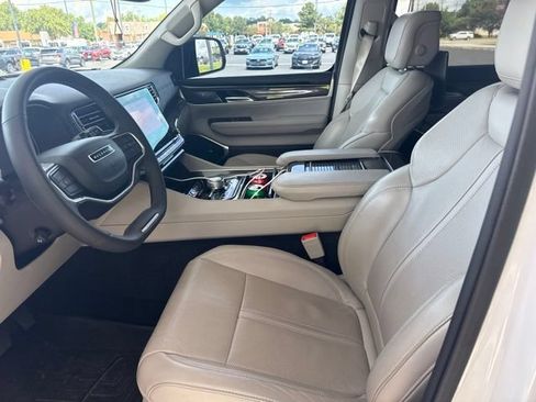 Used 2024 Jeep Wagoneer 4WD w/ Premium Group I image 17