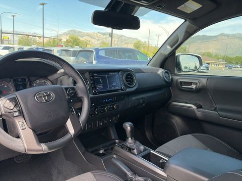 Used 2022 Toyota Tacoma TRD Off-Road AWD/4WD image 24