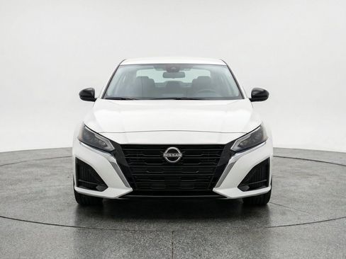 Used 2025 Nissan Altima 2.5 SV FWD image 2