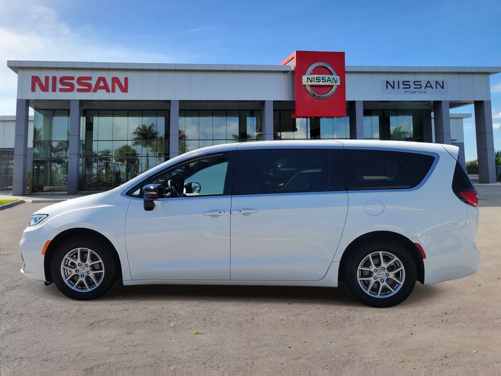 Used 2025 Chrysler Pacifica Select FWD image 3