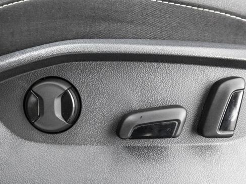 Used 2024 Volkswagen Taos SE w/ Panoramic Sunroof Package AWD/4WD image 8