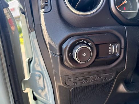 Used 2024 Jeep Wrangler Unlimited Sahara AWD/4WD image 11
