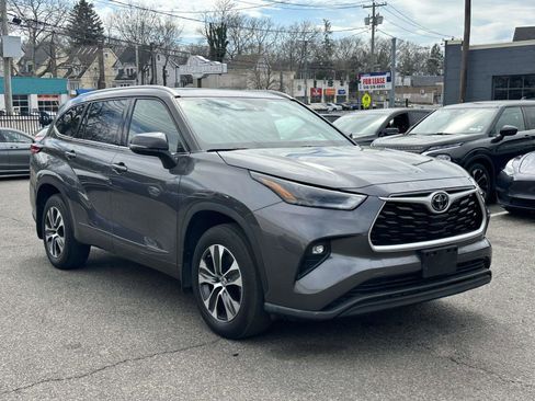 Used 2022 Toyota Highlander XLE image 1