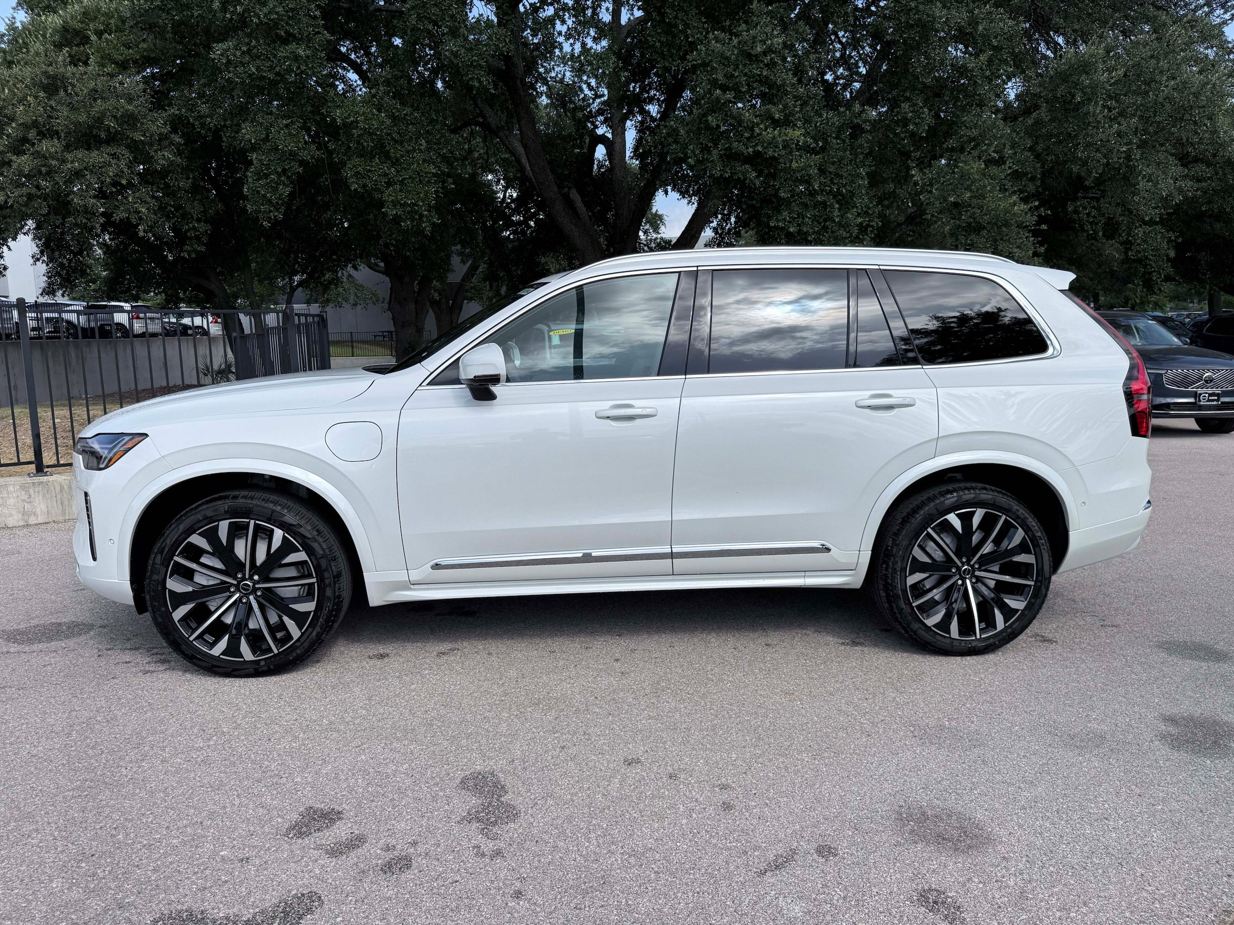 New 2026 Volvo XC90 T8 Plus w/ Protection Package Premier AWD/4WD image 3
