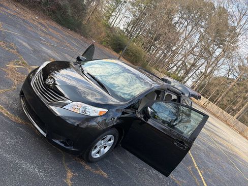 Used 2011 Toyota Sienna LE image 36