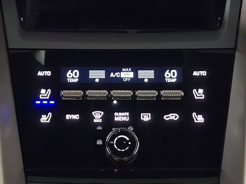 Certified 2025 Porsche Macan Turbo Electric AWD/4WD image 23