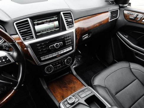 Used 2015 Mercedes-Benz GL 550 4MATIC image 23