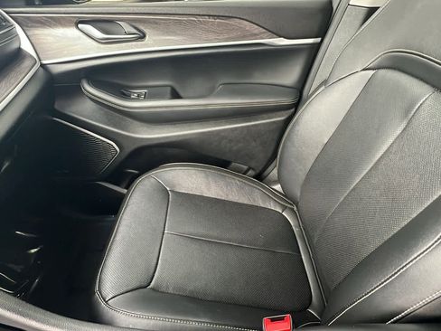 Used 2022 Jeep Grand Cherokee Limited w/ Luxury Tech Group II image 12