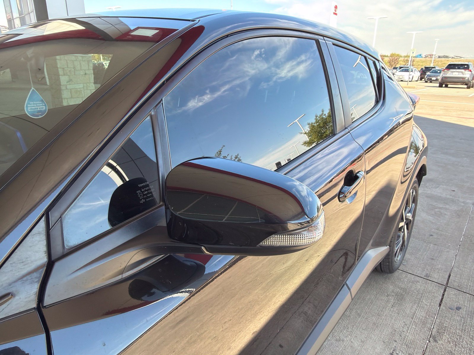 Used 2021 Toyota C-HR XLE FWD image 4