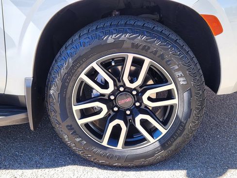 Used 2024 GMC Yukon XL AT4 w/ Technology Package AWD/4WD image 17