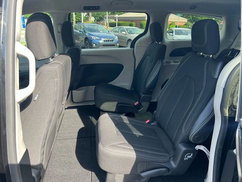 Used 2022 Chrysler Voyager LX image 8