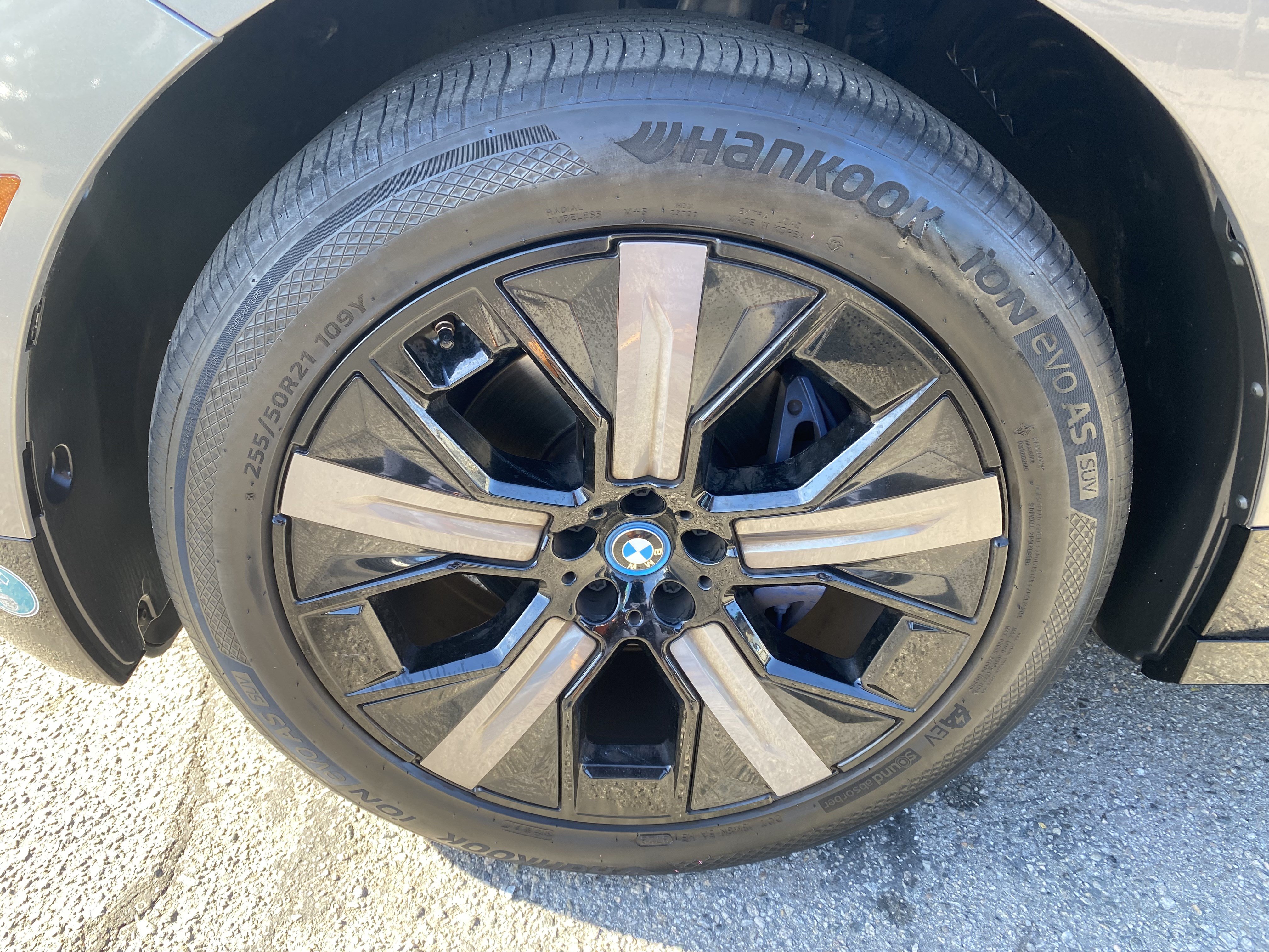 Used 2024 BMW iX xDrive50 w/ Premium Package AWD/4WD image 14