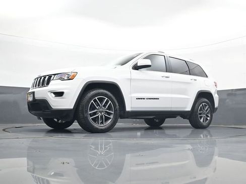 Used 2020 Jeep Grand Cherokee Laredo w/ 18" Wheel & 8.4" Radio Group AWD/4WD image 21