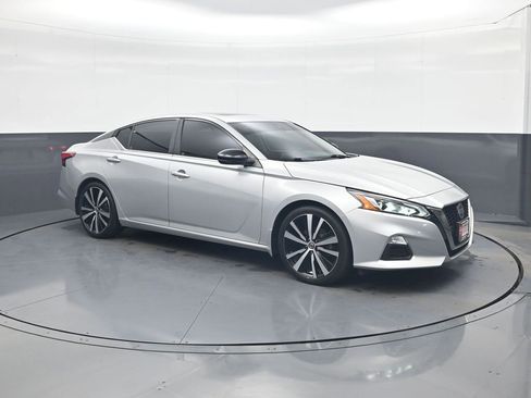 Used 2020 Nissan Altima 2.0 SR image 1