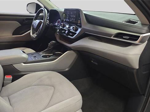 Used 2023 Toyota Highlander L image 13