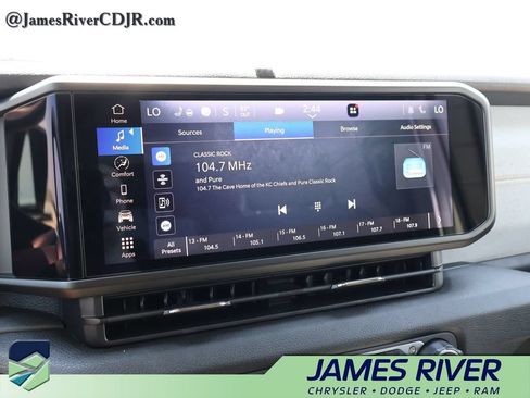Used 2024 Jeep Wrangler Unlimited AWD/4WD image 33