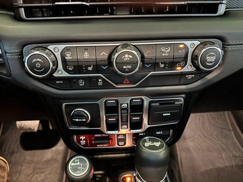 Used 2025 Jeep Wrangler Unlimited Rubicon w/ Convenience Group AWD/4WD image 16