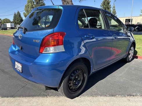 Used 2010 Toyota Yaris 4-Door Hatchback FWD image 11
