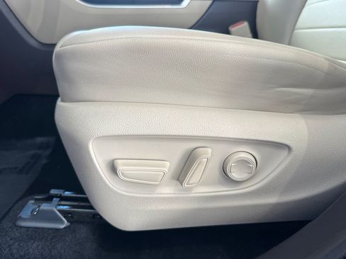 Used 2021 Toyota Highlander XLE FWD image 14