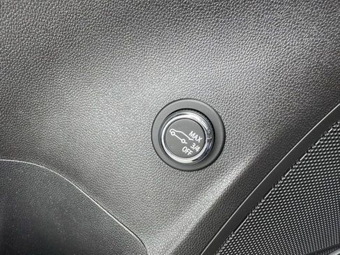 Used 2023 Buick Envision Essence image 16