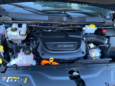 Used 2023 Chrysler Pacifica Pinnacle image 16