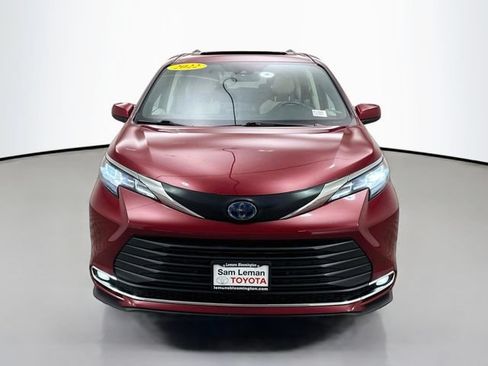 Used 2022 Toyota Sienna XLE FWD image 2