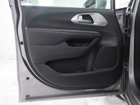 Used 2018 Chrysler Pacifica Touring-L w/ Premium Audio Group image 8