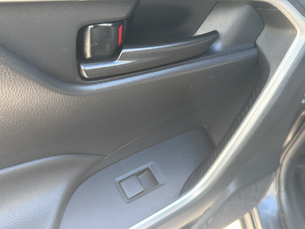 Used 2021 Toyota RAV4 LE AWD/4WD image 33