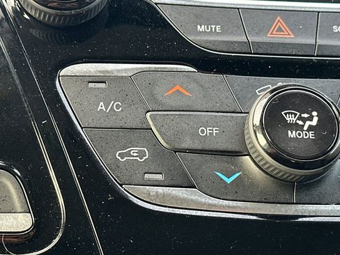 Used 2022 Chrysler Pacifica Touring-L image 31