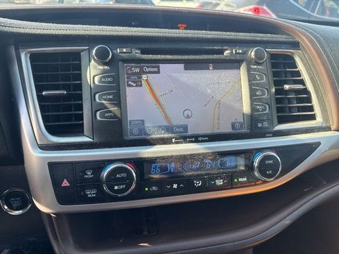 Used 2016 Toyota Highlander XLE image 11