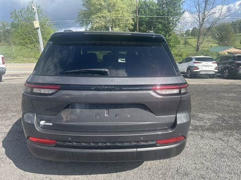 Used 2025 Jeep Grand Cherokee Altitude AWD/4WD image 6