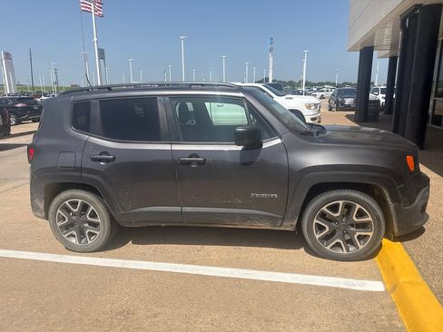 Used 2018 Jeep Renegade Latitude FWD image 10