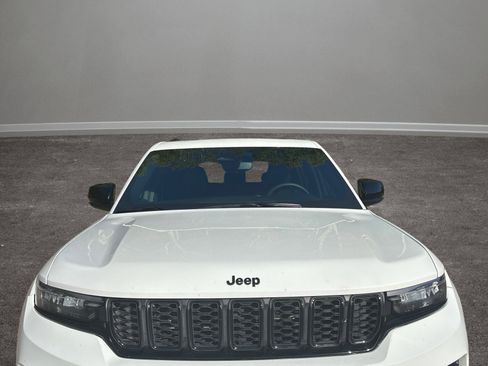 Used 2023 Jeep Grand Cherokee Altitude image 28